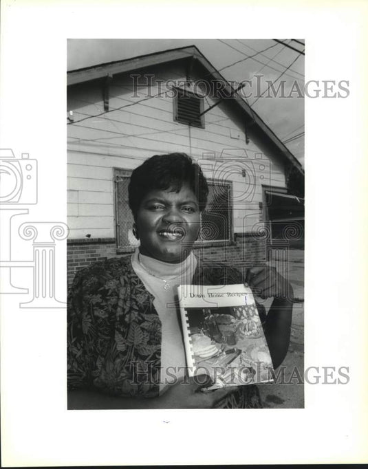 1992 Press Photo Denise Jones in front of the Donsereaux-Harrison Youth Center