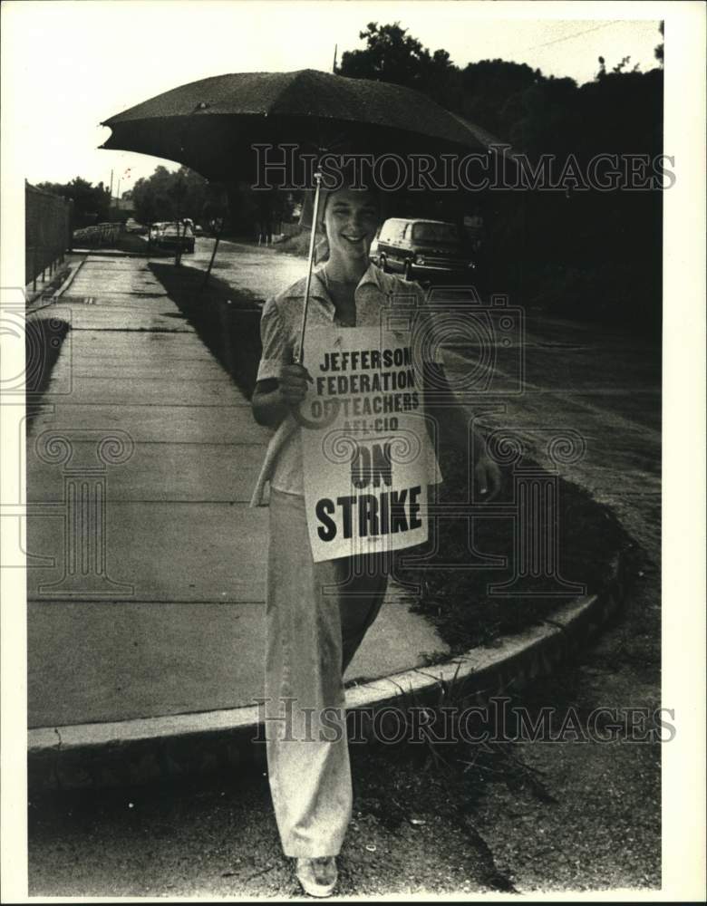 1979 Press Photo Teacher of Jefferson Parish holds sign saying &quot;on strike&quot;- Historic Images