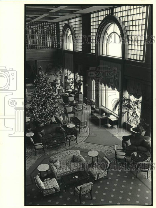 1984 Press Photo Iberville Hotel Lobby - nob42091- Historic Images