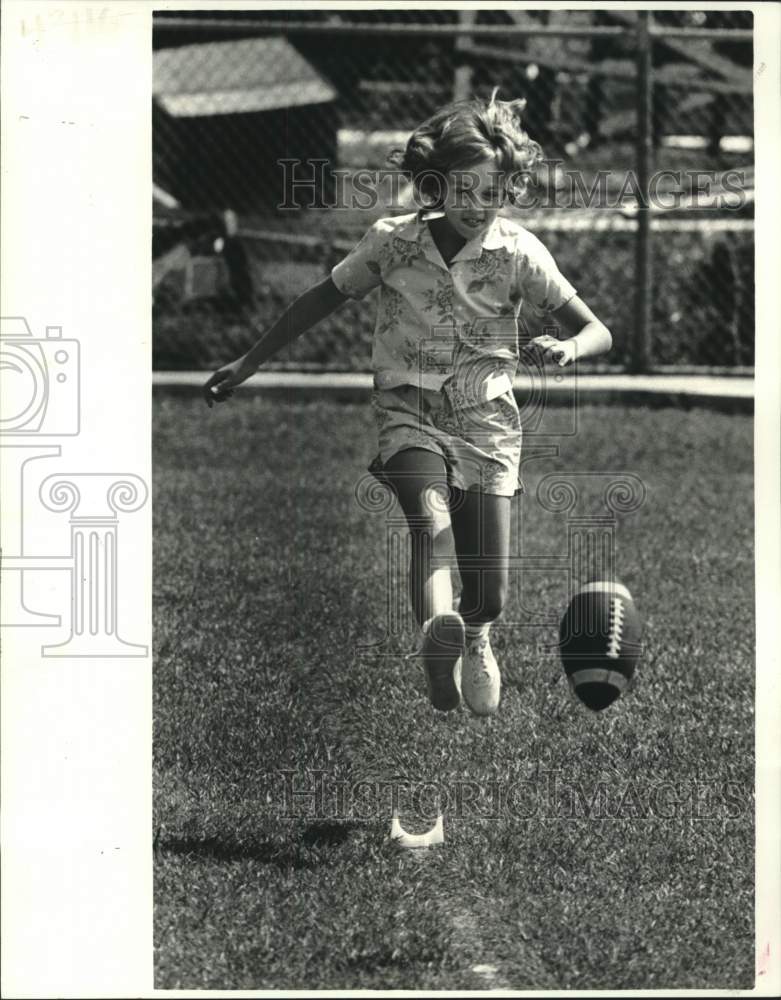 1985 Press Photo Tera Bilnoski kicks off in Punt, Pass and Kick competition.- Historic Images