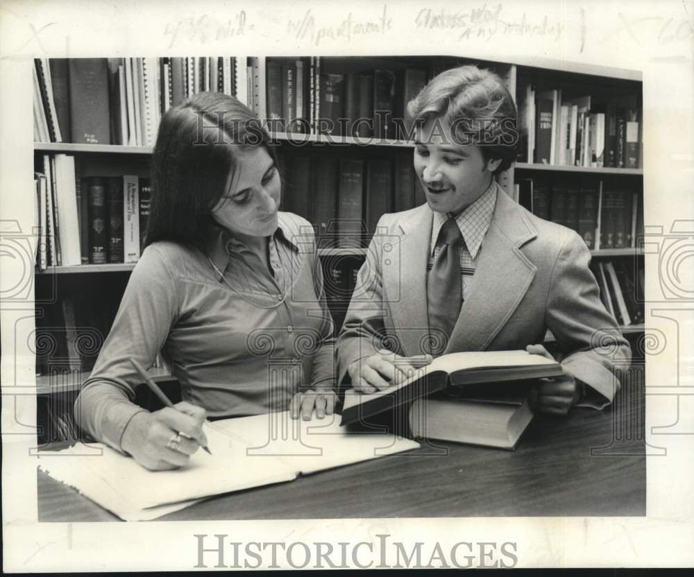 1977 Press Photo Susan Lemoine and Mike Jones-Standard apartment lease &quot;Illegal&quot;- Historic Images