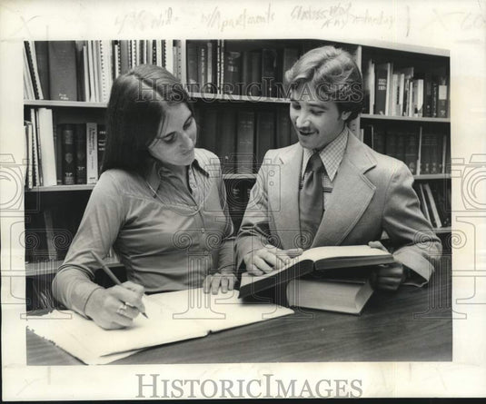 1977 Press Photo Susan Lemoine and Mike Jones-Standard apartment lease "Illegal"- Historic Images