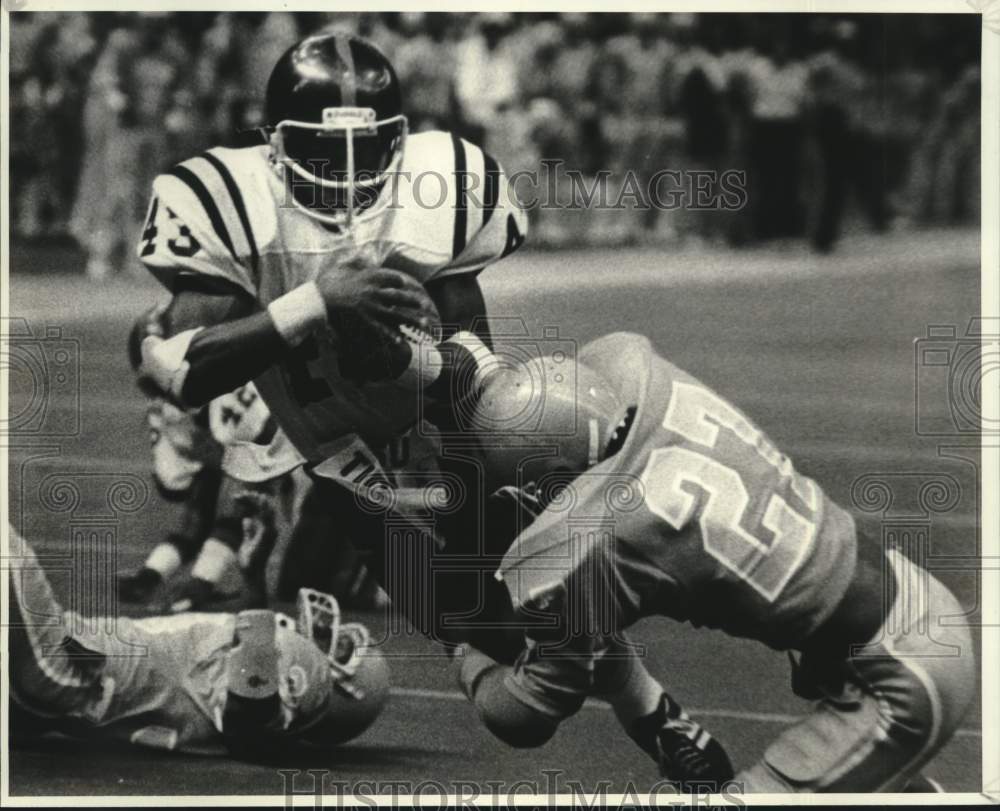 1978 Press Photo Jaguars&#39; Neal Henderson (27) sticks Grambling&#39;s Mike Jones- Historic Images