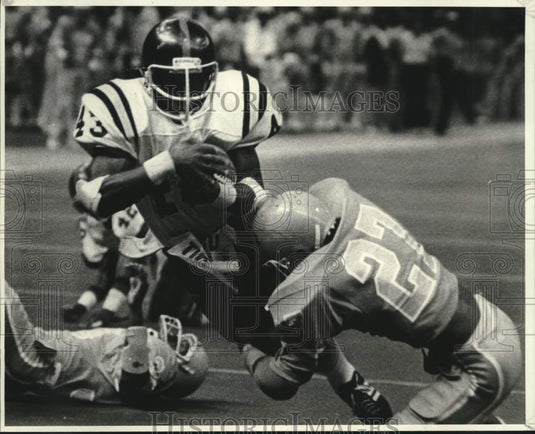 1978 Press Photo Jaguars' Neal Henderson (27) sticks Grambling's Mike Jones- Historic Images