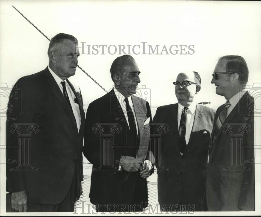 1969 Press Photo Ambassador Nawab Ali Yavar Jung of India with trade officials