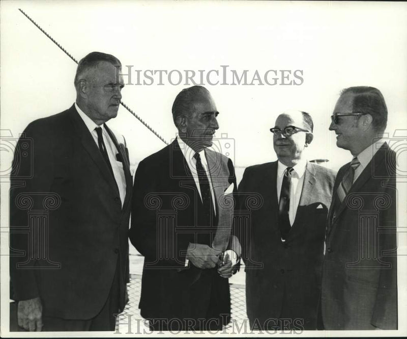 Load image into Gallery viewer, 1969 Press Photo Ambassador Nawab Ali Yavar Jung of India with trade officials
