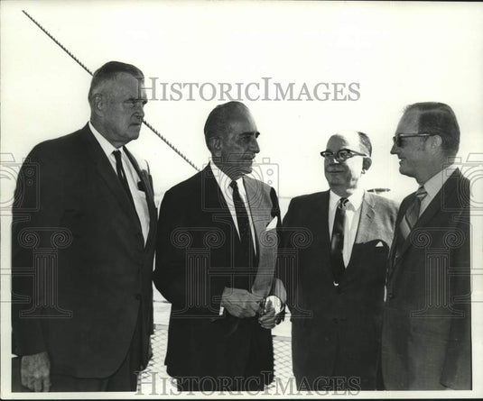 1969 Press Photo Ambassador Nawab Ali Yavar Jung of India with trade officials