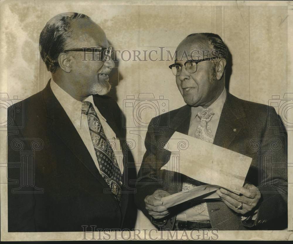 1973 Press Photo Dr. Percy L. Julian with Dr. Donald Wyatt at Dillard University- Historic Images