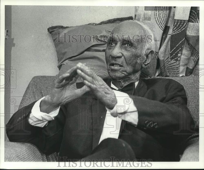 Load image into Gallery viewer, 1976 Press Photo Henry Jones, 100 year old - nob42336
