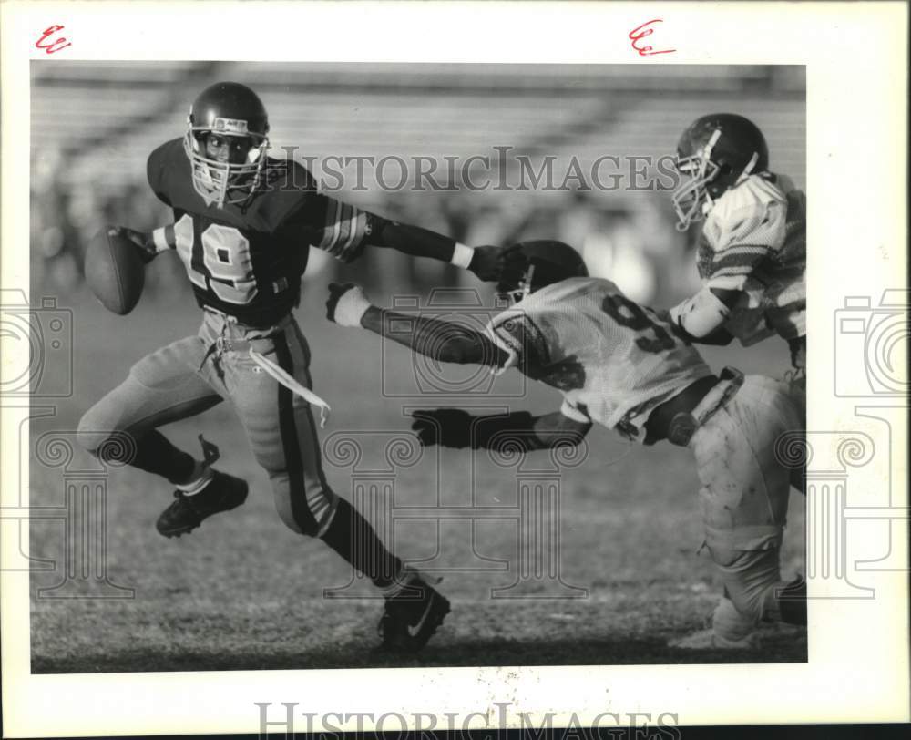 1990 Press Photo McDonough Quarterback Joey Jones evades Lawless defense- Historic Images