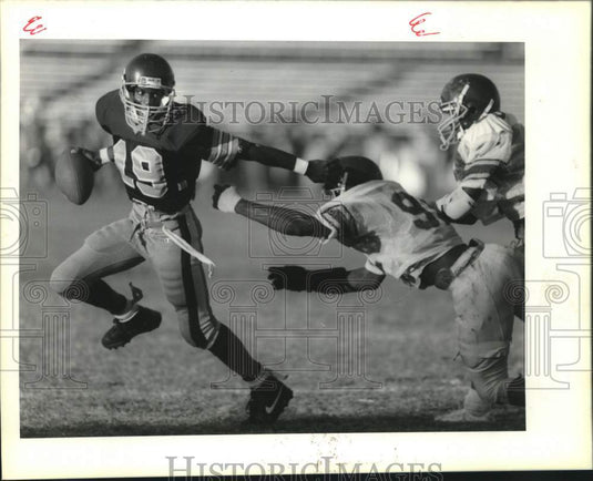 1990 Press Photo McDonough Quarterback Joey Jones evades Lawless defense- Historic Images