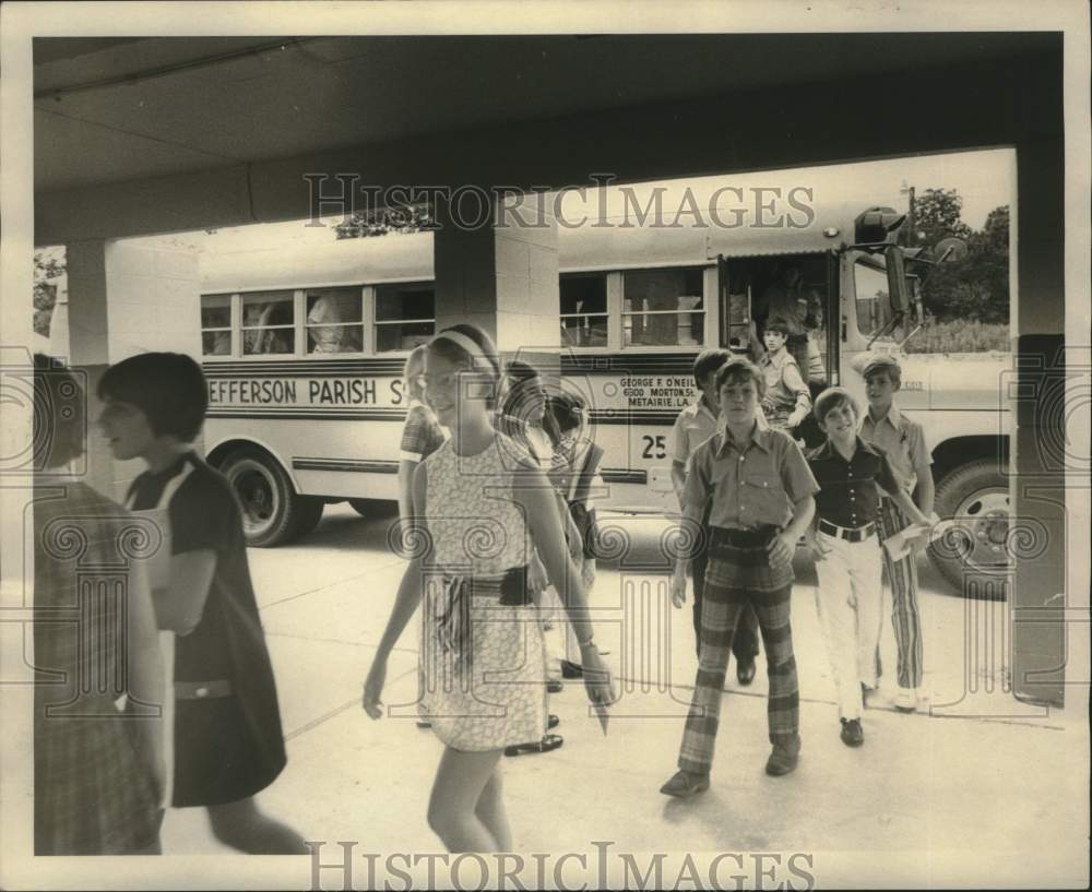 1971 Press Photo Students enter Bunche Middle School at Simon Street, Metairie- Historic Images