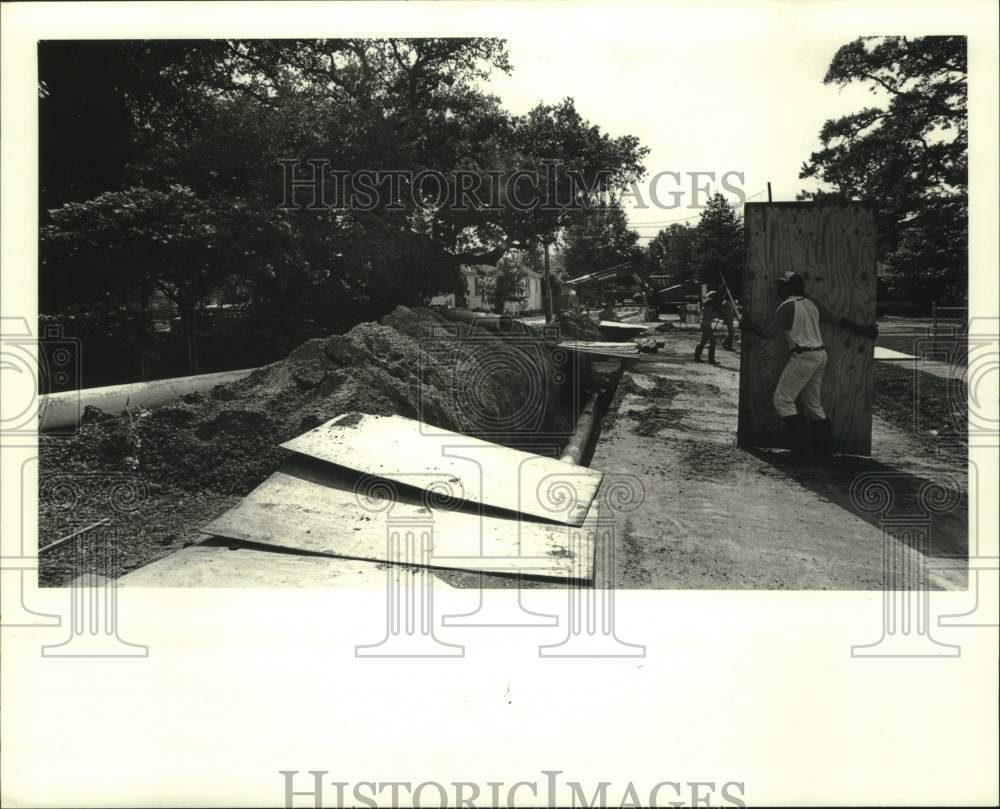 1985 Press Photo Jefferson Parish Sewage Department digs up Fagot Street- Historic Images