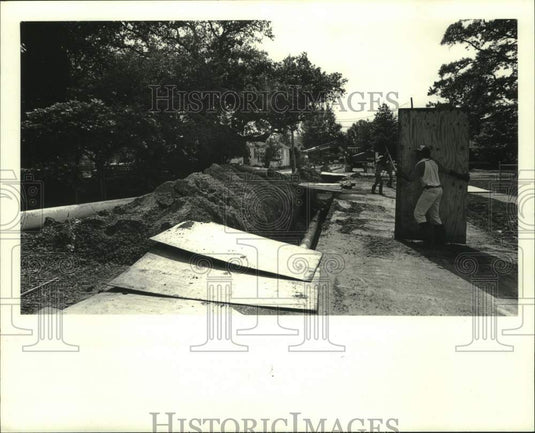 1985 Press Photo Jefferson Parish Sewage Department digs up Fagot Street- Historic Images