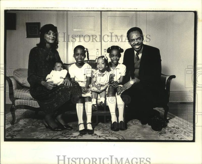 Load image into Gallery viewer, 1982 Press Photo Democratic Senator William Jefferson of New Orleans &amp; family
