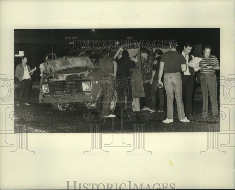 Load image into Gallery viewer, 1985 Press Photo Shootout between Jefferson Parish deputies &amp; unidentified men

