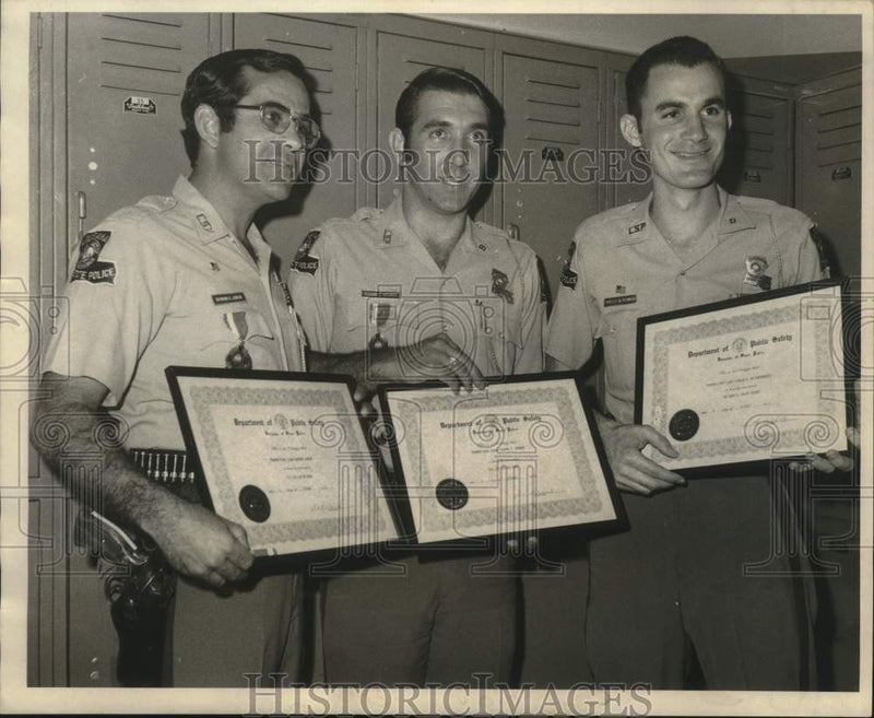 Load image into Gallery viewer, 1971 Press Photo Raymond Junkin &amp; others receive award at Troop B Headquarters
