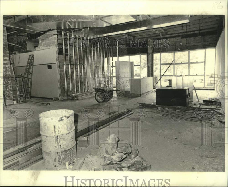 Load image into Gallery viewer, 1978 Press Photo Juvenile Court under renovation to alleviate cramped quarter

