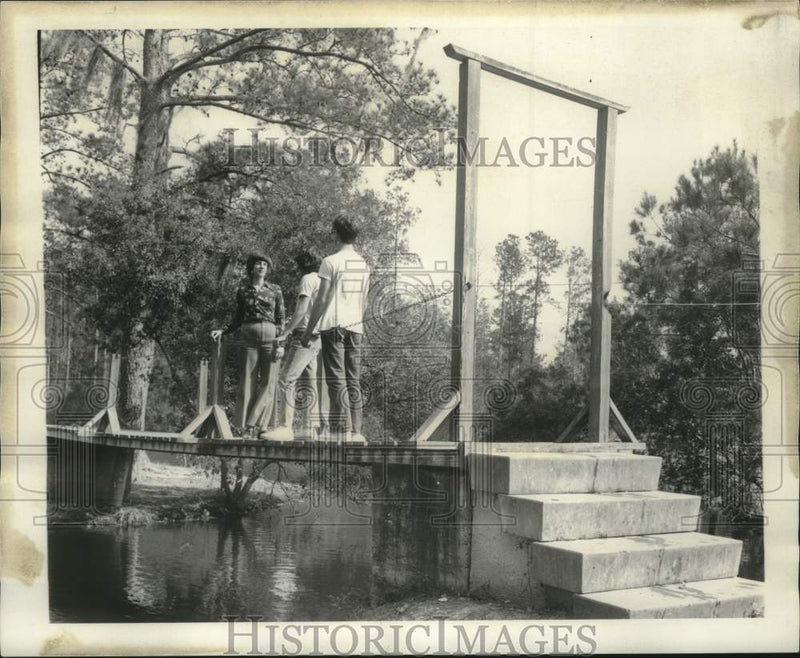 Load image into Gallery viewer, 1974 Press Photo Counselor Miss Ferol Mennan with two boys on bridge - nob42989
