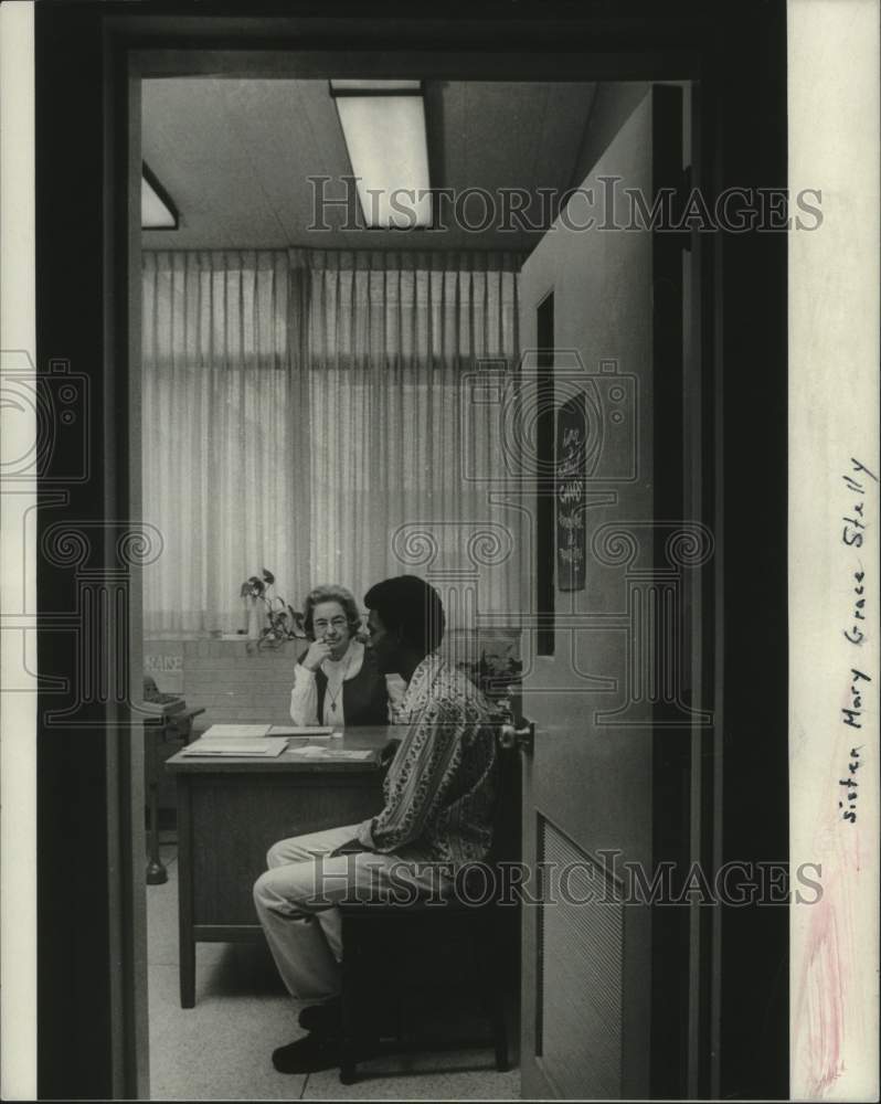 1972 Press Photo Sister Mary Grace Stelly with youth at Anchor Outreach.- Historic Images