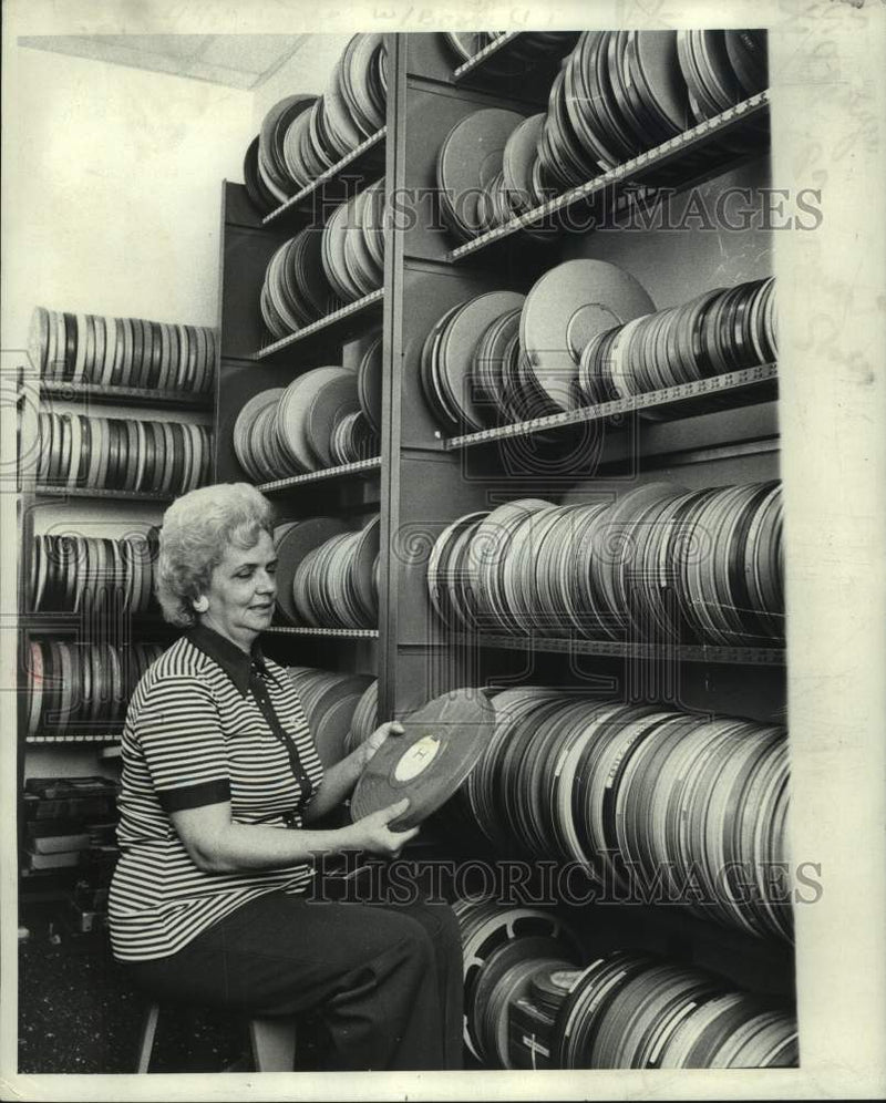 Load image into Gallery viewer, 1973 Press Photo Claire Nobles checks film reels at Jefferson Parish Library
