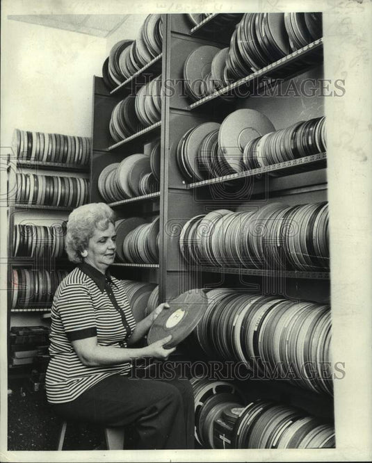1973 Press Photo Claire Nobles checks film reels at Jefferson Parish Library