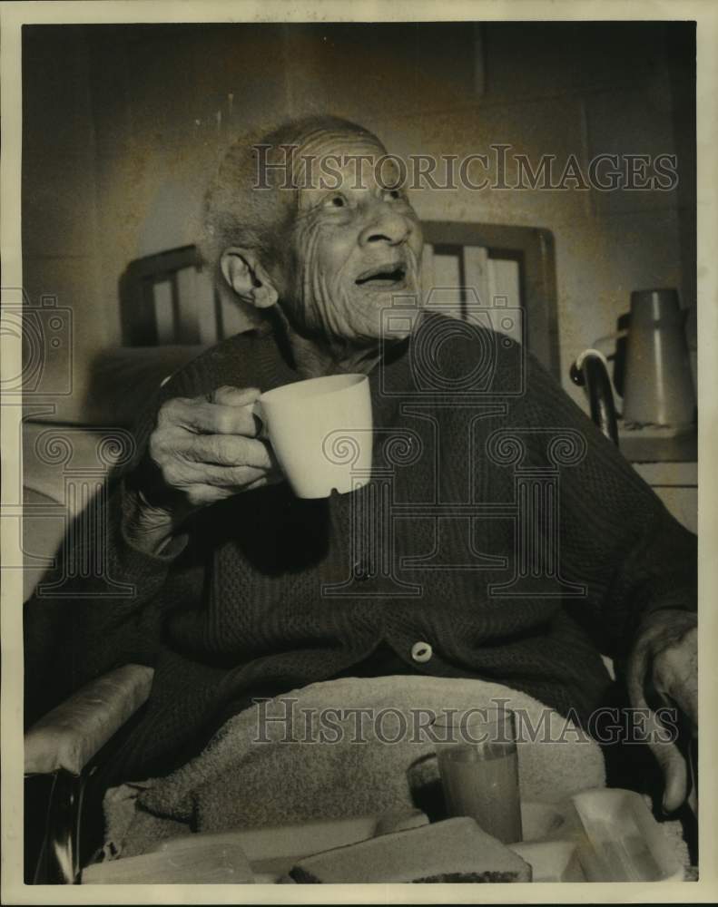 Load image into Gallery viewer, 1972 Press Photo Mrs. Georgia Jefferson celebrating her 103rd birthday
