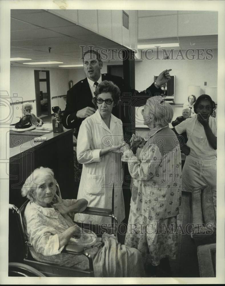 Load image into Gallery viewer, 1973 Press Photo Chief Edward Warrendorf, Jefferson Fire Department- Fire Drill

