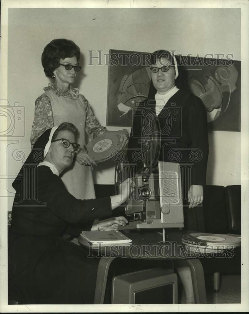 1970 Press Photo Discussing shelter management at Archbishop Blenk High School