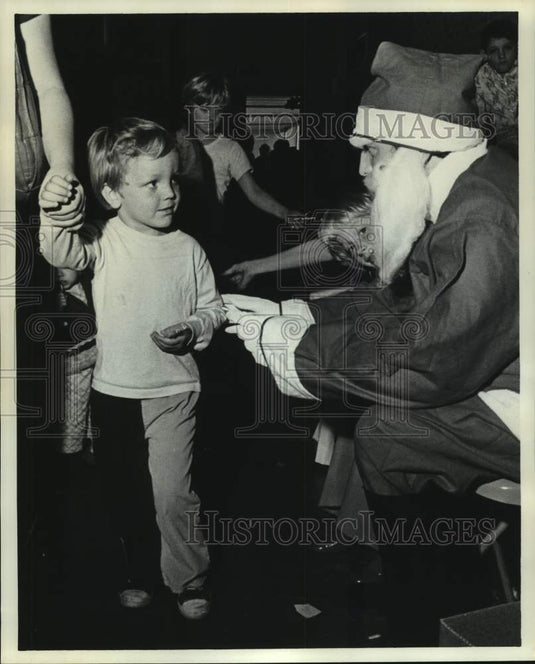 1976 Press Photo A youngster meets Santa Claus at J.P. Doll and Toy- Historic Images