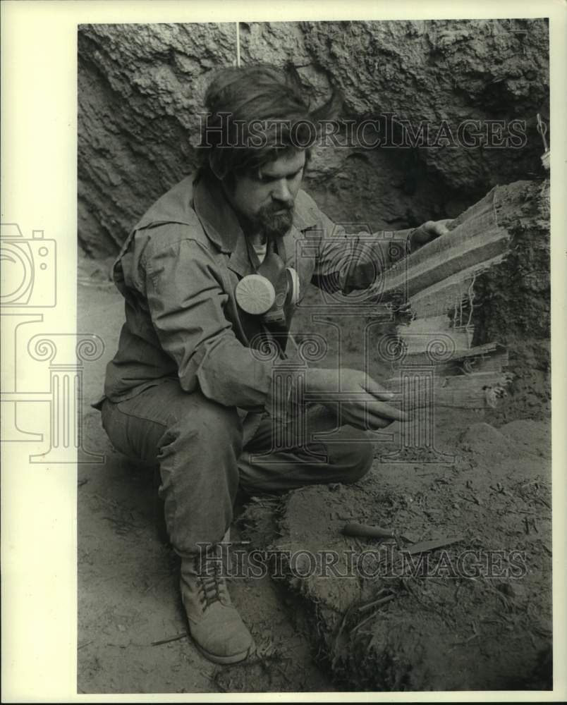 1968 Press Photo Red Ross inspects 5,000-year-old woven mat found in Hogup Cave