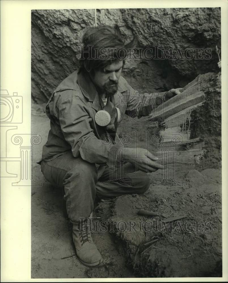 Load image into Gallery viewer, 1968 Press Photo Red Ross inspects 5,000-year-old woven mat found in Hogup Cave
