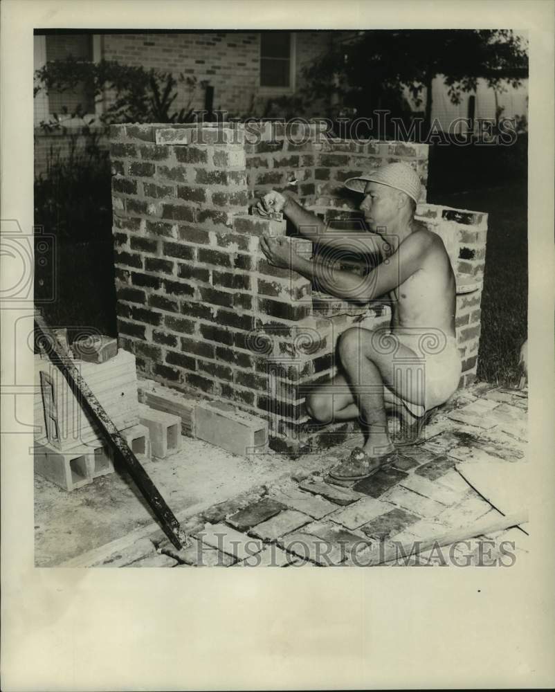 1968 Press Photo Russell Hogan builds a barbecue made of bricks- Historic Images