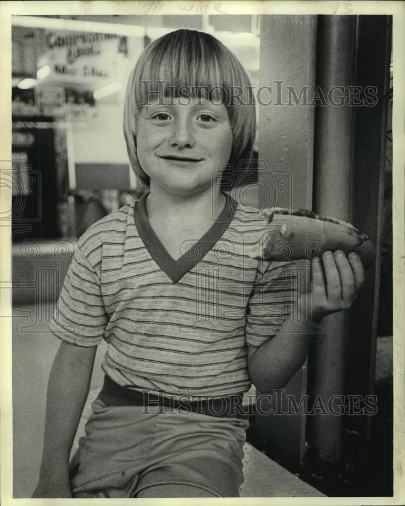 1976 Press Photo Joy for children-hot dog, dripping with chili without worries