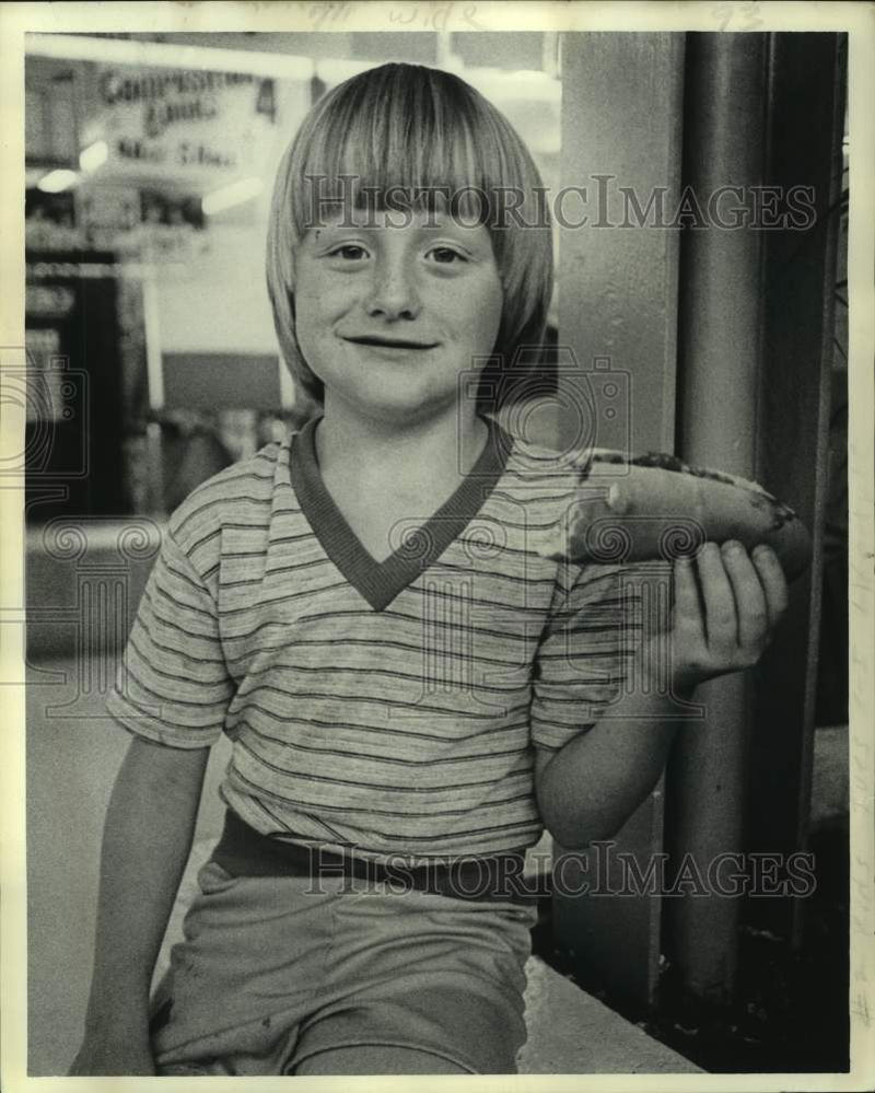 Load image into Gallery viewer, 1976 Press Photo Joy for children-hot dog, dripping with chili without worries
