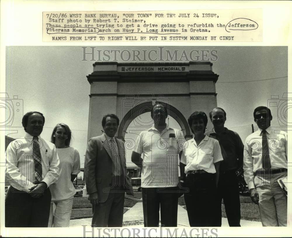 1986 Press Photo Delegates at Jefferson Veterans Memorial arch in Gretna