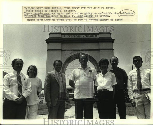 1986 Press Photo Delegates at Jefferson Veterans Memorial arch in Gretna