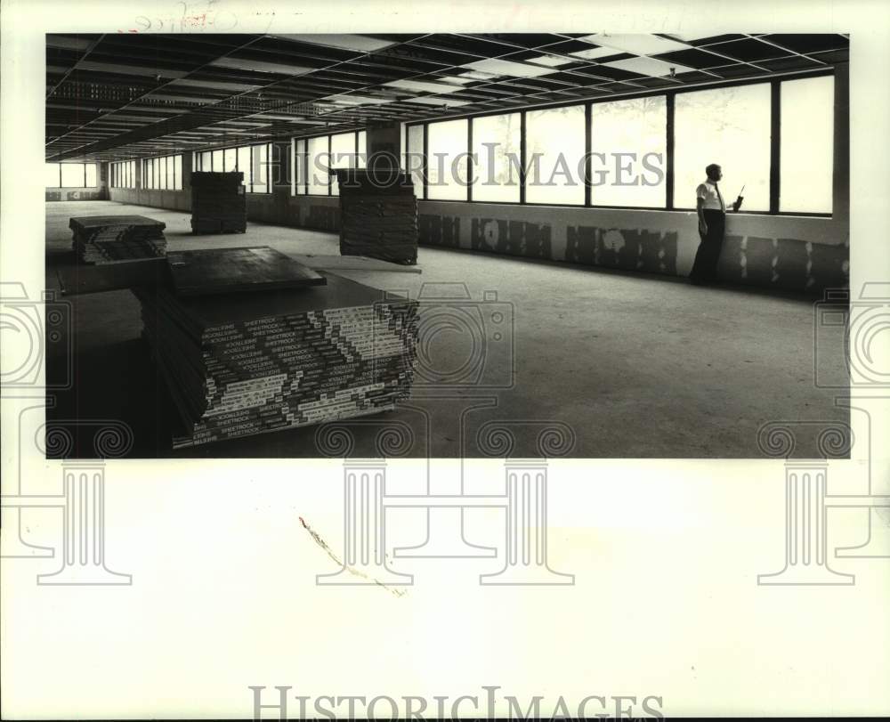 1986 Press Photo Addis Casey, Jefferson Parish Property Controller- New Offices