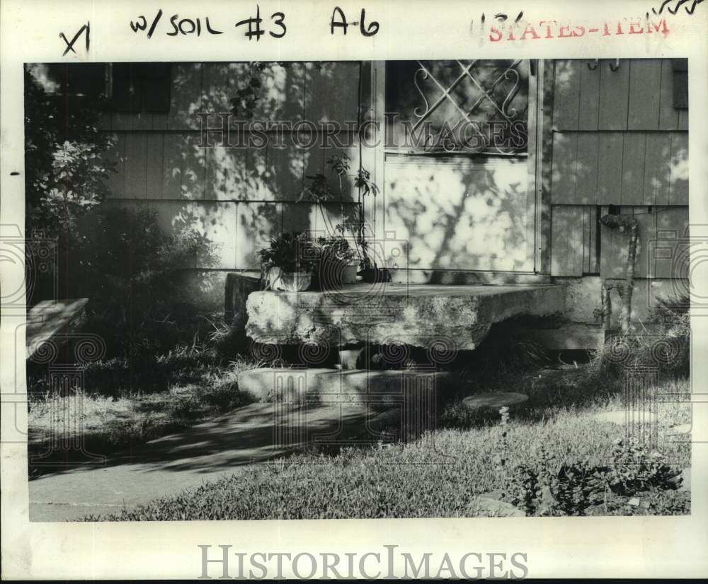 1977 Press Photo Sunken walls, driveways: familiar sights in East Jefferson