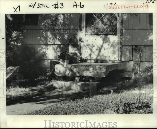 1977 Press Photo Sunken walls, driveways: familiar sights in East Jefferson