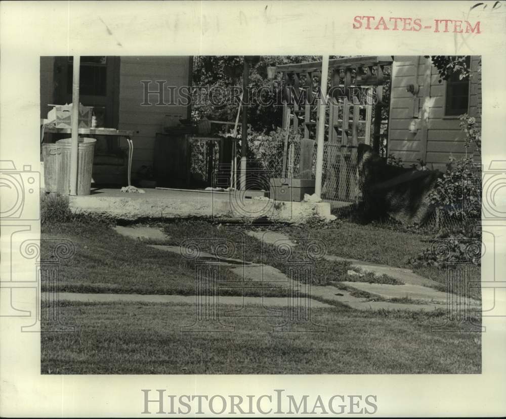 1977 Press Photo East Jeffersonians cope with soil sinking under buildings- Historic Images