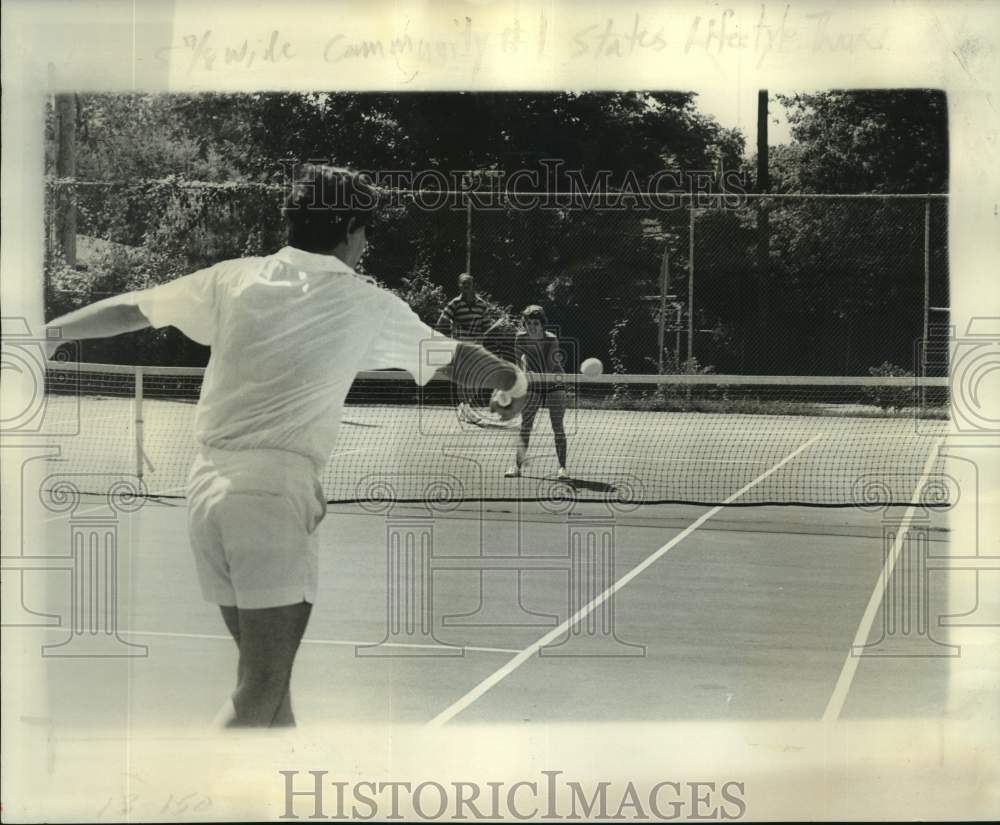 1977 Press Photo Tennis players play at the Community Club&#39;s court - nob44226- Historic Images