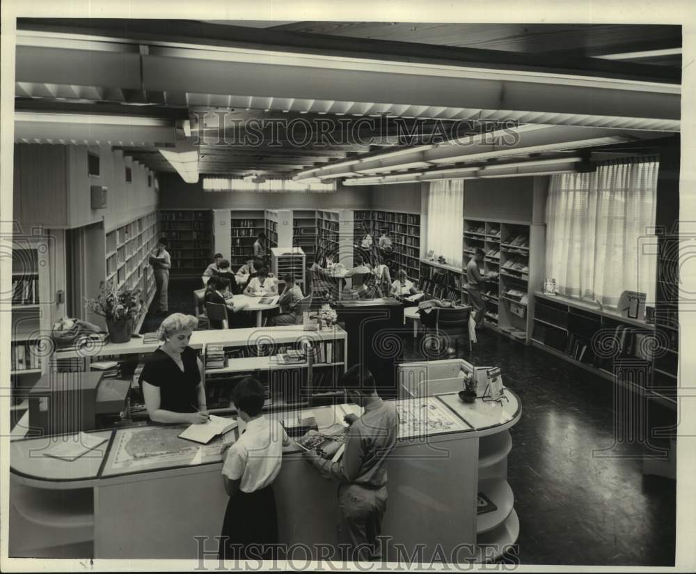 1960 Press Photo St. Rita&#39;s school students make use of Harahan branch library- Historic Images