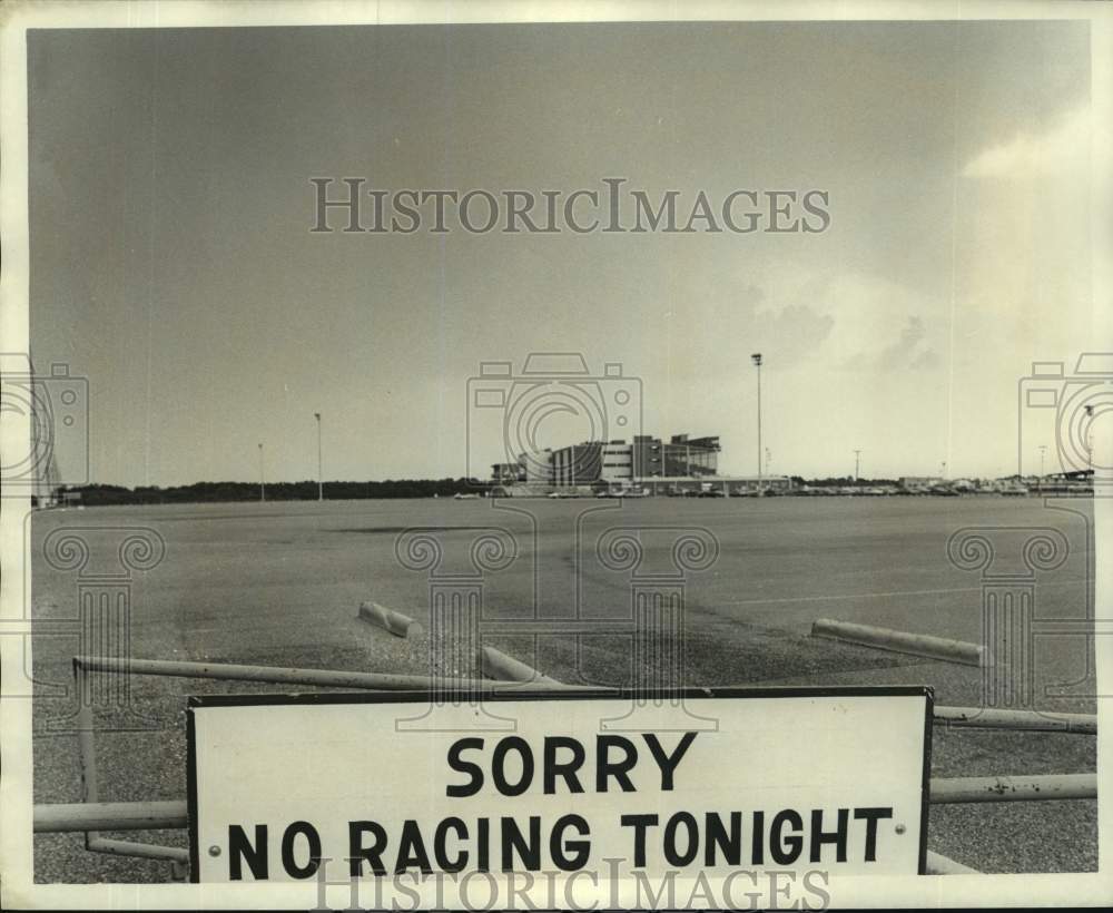 1974 Press Photo Gate at Jefferson Downs announcing &#39;Sorry, no racing tonight&#39;