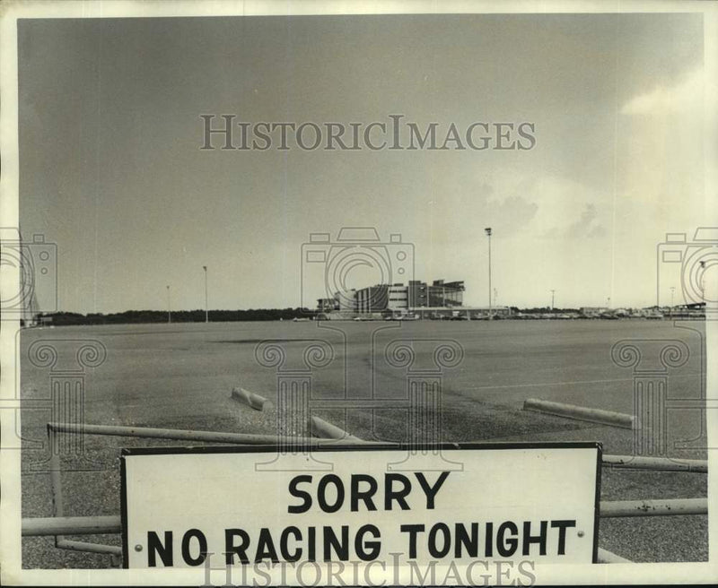 Load image into Gallery viewer, 1974 Press Photo Gate at Jefferson Downs announcing 'Sorry, no racing tonight'
