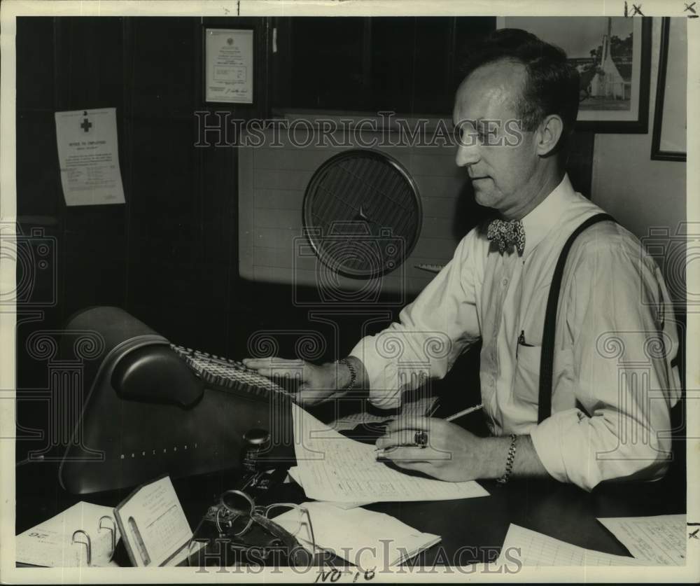 1955 Press Photo Charles Hoerske of 2626 Dante racetrack timekeeper - nob44356