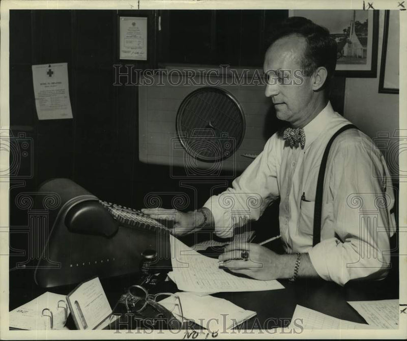 Load image into Gallery viewer, 1955 Press Photo Charles Hoerske of 2626 Dante racetrack timekeeper - nob44356
