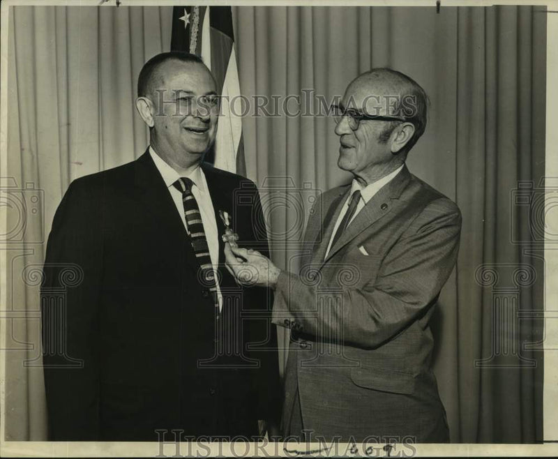 Load image into Gallery viewer, 1966 Press Photo Paul Hoerske receives Service Award from W.C. Sawyer
