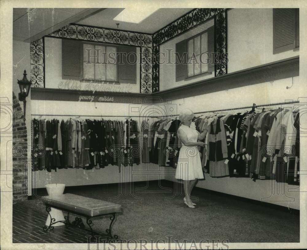 1970 Press Photo Dorothy Becker, Manager, at New Hollywood Shop, New Orleans- Historic Images