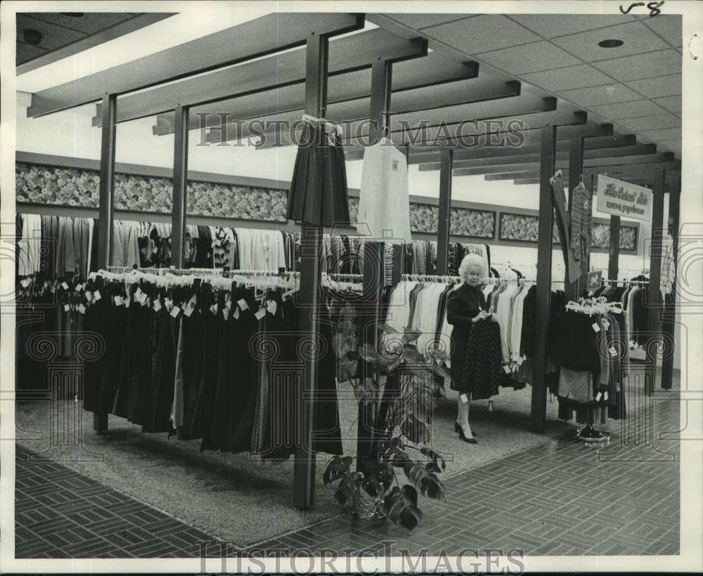 1971 Press Photo Interior of the Hollywood Shop at Lakeside Center- Historic Images